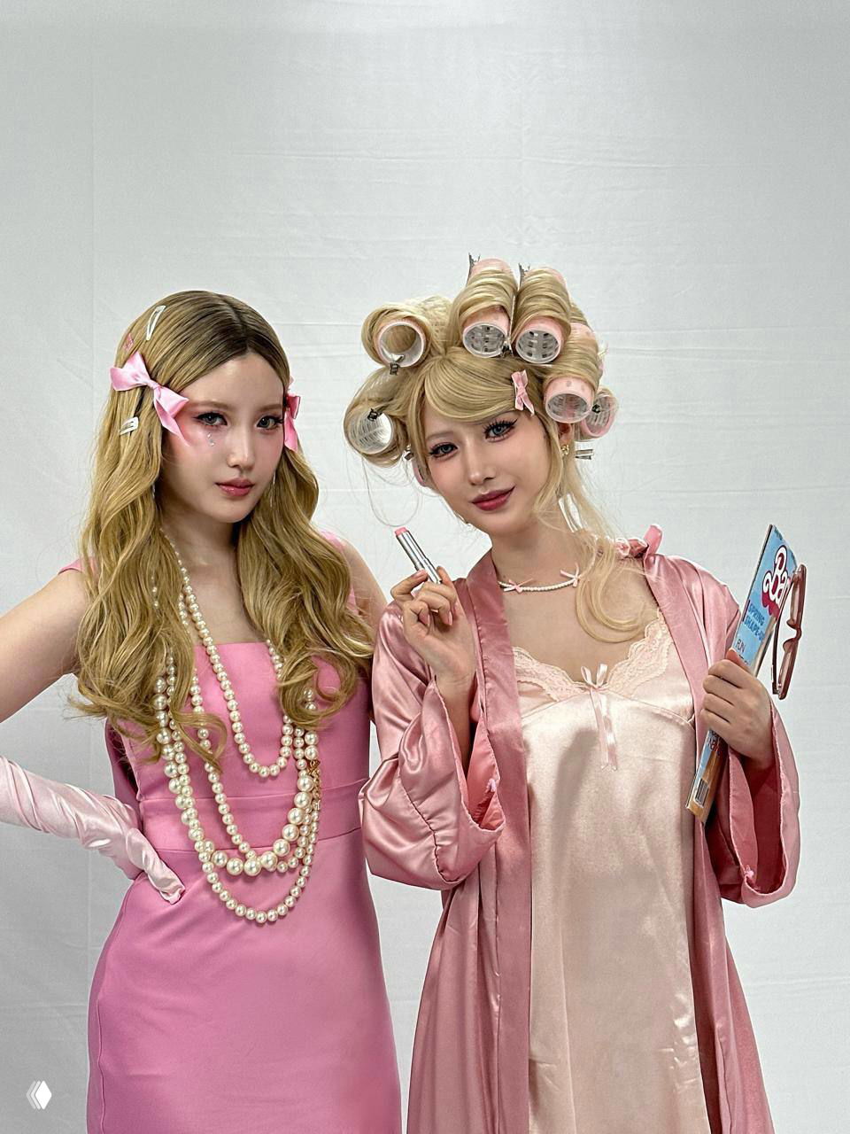 Две девушки в розовых нарядах и бигуди — стилизованный образ в ретро-стилистике, пример тематического задания в шоу по созданию концепт-мейка.