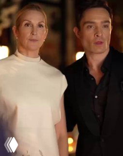 Кадр из сериала «Сплетница»: Чак Басс и Лили Ван дер Вудсен стоят рядом в вечерней сцене, в торжественных образах, серьёзные и элегантные.