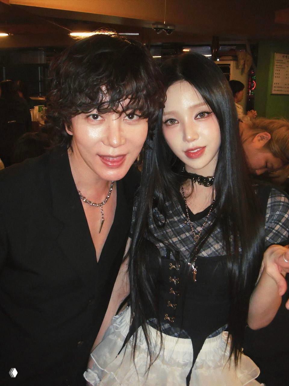 Двое человек в кадре после мероприятия: фото в гриме и сценическом образе, атмосфера закулисья и дружеской встречи профессионалов красоты.