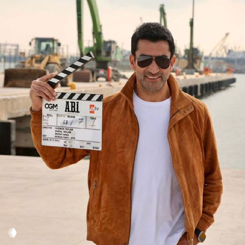 Искажённое глитчевое фото с видимыми артефактами; заметны фрагменты хлопушки для киносъёмки и силуэты людей на уличной локации.