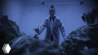 Ведущая Ольга Бузова в лабораторной комнате аграрного вуза среди растений и оборудования — кадр из проекта о сельском хозяйстве и аграрном образовании.