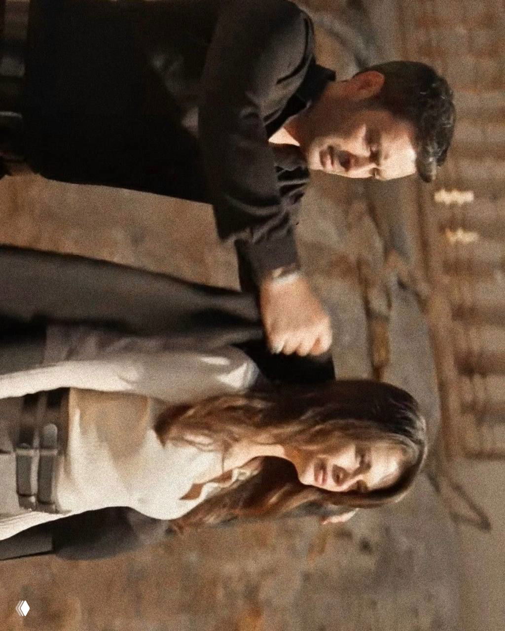 Напряжённая сцена: Джихан и Алья рядом в движении на фоне индустриального интерьера — динамичный кадр с эмоциональным подтекстом.