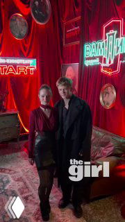 Тимофей Кочнев и Таисья Калинина вместе на красной дорожке: пара в вечерних образах на фоне неоновой сцены и ярких декораций премьеры.