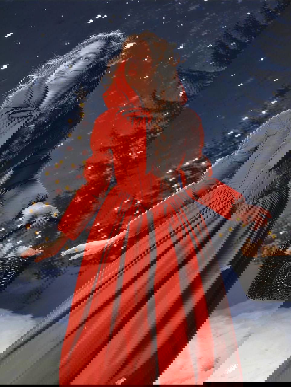 Модель в длинном красном приталенном пуховике с выраженным корсетом и широкой юбкой, держит корзину на фоне ночного зимнего леса.