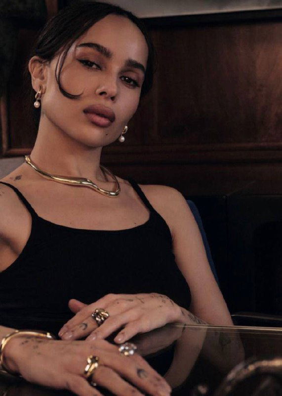 Портрет женщины в полупрофиль с золотыми украшениями и нюдовым макияжем; акцент на скулы, губы и лёгкую бронзовую растушёвку.