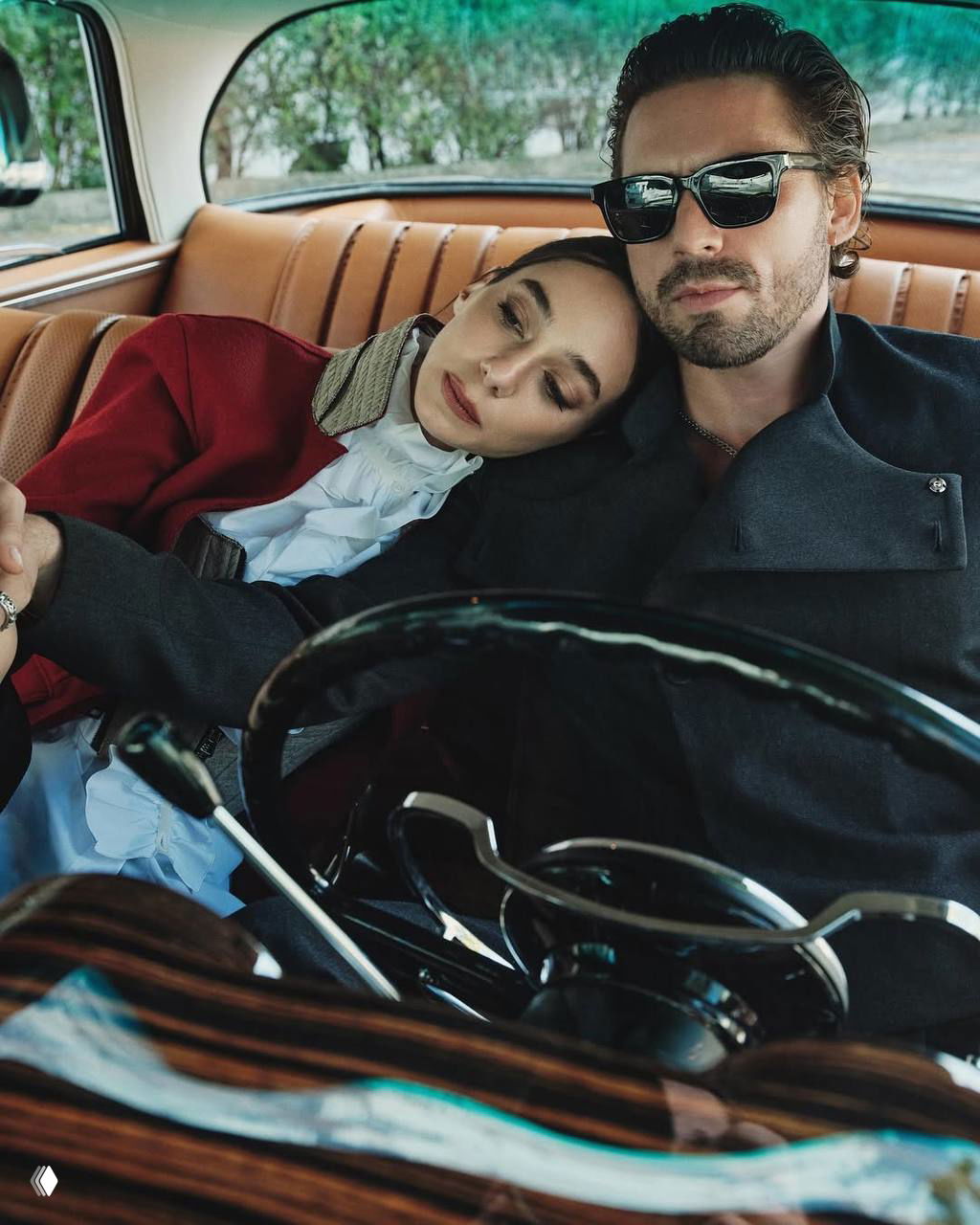 Зейнеп Оймак прислонилась к плечу Таро Эмира Текина в салоне ретро‑автомобиля; кадр передаёт интимную, кинематографичную атмосферу фотосессии.
