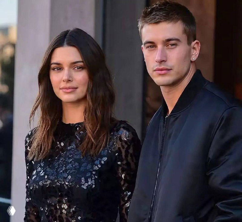 Искажённое глитч-изображение нескольких лиц и фигур с диагональными шумами, цветовыми артефактами и разрывами пикселей, цифровая манипуляция