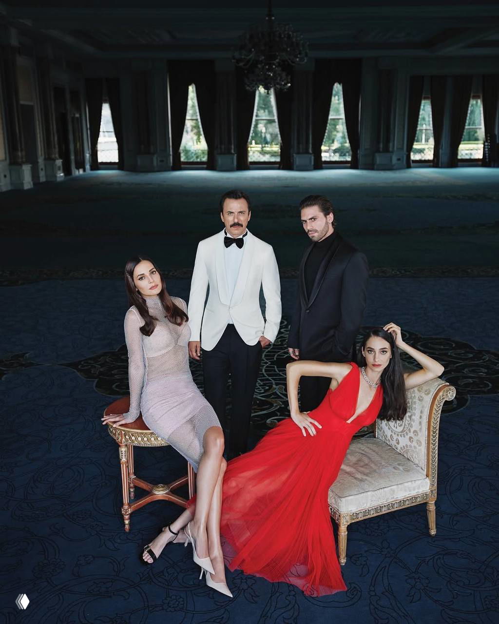 Групповой кадр: четыре актёра в вечерних образах, одна актриса в алом платье — композиция и цветовая схема отсылают к постеру «Дневников вампира».