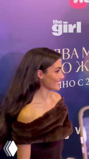 Крупный план Ханде Эрчел в вечернем платье на красной дорожке премьеры; актриса мельком вышла перед публикой на пару минут