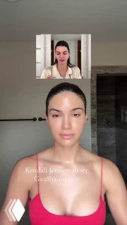 Вертикальный кадр из видео‑туториала: женщина демонстрирует технику гуаши на лице в ванной комнате, видна верхняя часть туловища и интерьер.