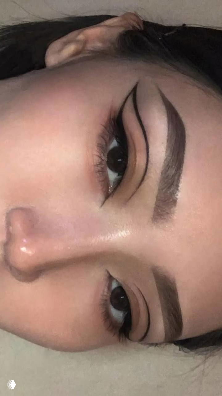 Крупный макро‑план глаз с графичными двойными чёрными стрелками, хорошо прорисованной бровью и матовой кожей — детальный бьюти‑снимок для вдохновения макияжа.