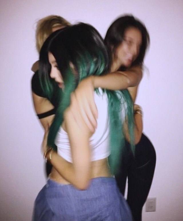 Группа девушек обнимается и танцует в смазанном кадре — динамичный снимок с эффектом движения и камерного шума, эстетика плёнки.