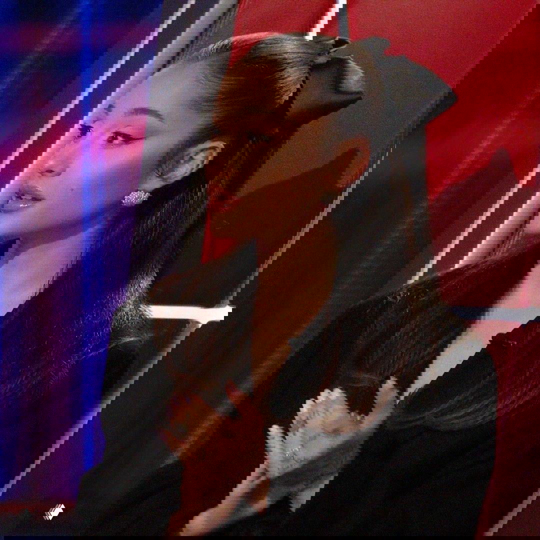 Женщина в темном образе с приподнятыми волосами и бантом, профильный ракурс, акцент на контурах лица и прическе