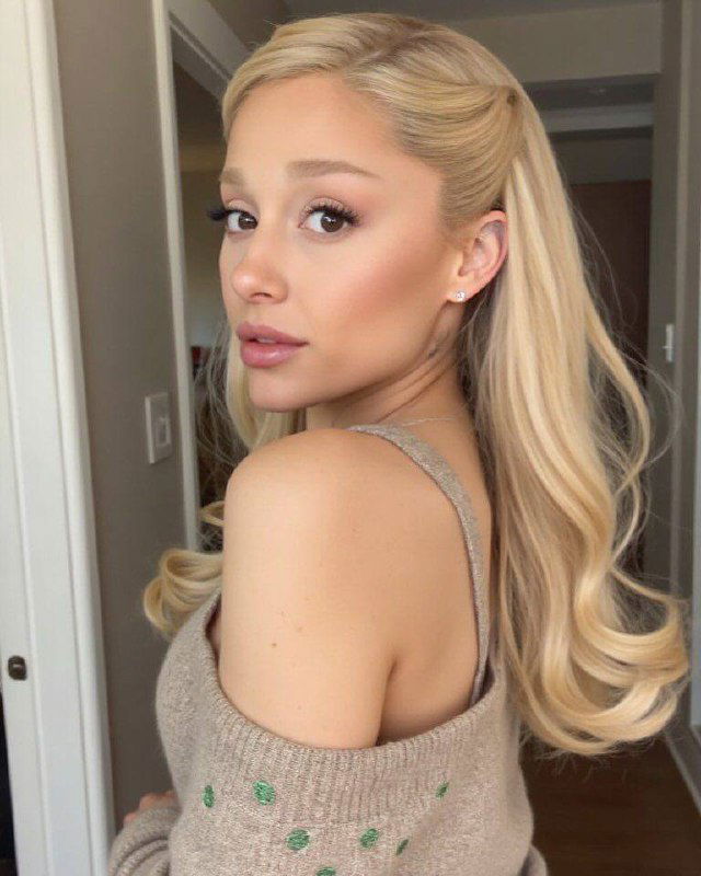 Крупный план женщины с длинными светлыми локонами и полураспущенной мальвинкой, светлый интерьер, элегантный макияж