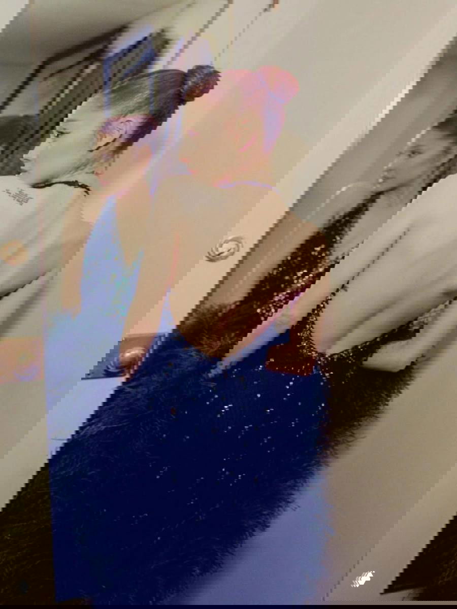 Фото со спины: женщина в платье и гладким пучком, видна линия шеи и открытая спина, ретро-эстетика образа