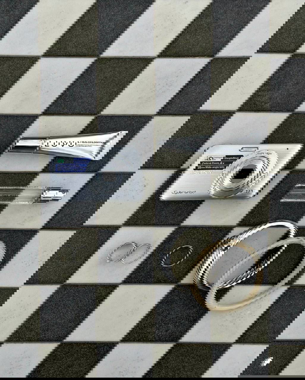 Модель в коричневой кожаной куртке и джинсах, солнцезащитные очки; свободный силуэт и лаконичные аксессуары для спокойного гламура.