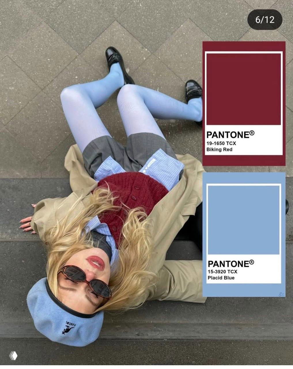 Вид сверху: девушка в нежно-голубых колготках и бордовом жилете на ступеньках, рядом карточки Pantone с бордо и голубым оттенком.