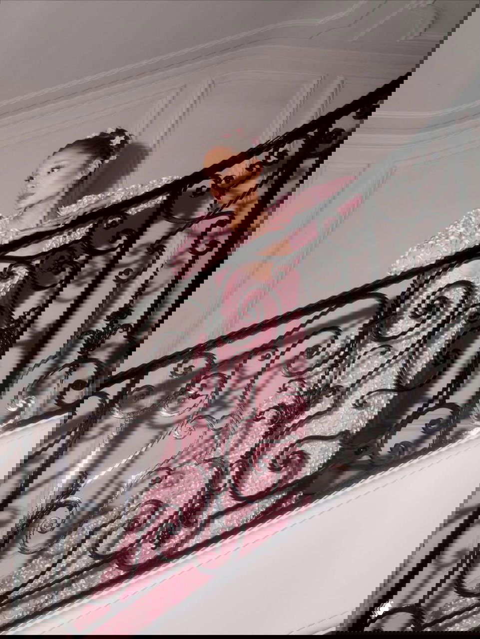 Портрет Арины Гранде в длинном розовом кутюрном платье Givenchy, снятая на лестнице во время промо-тура второй части фильма «Злая»