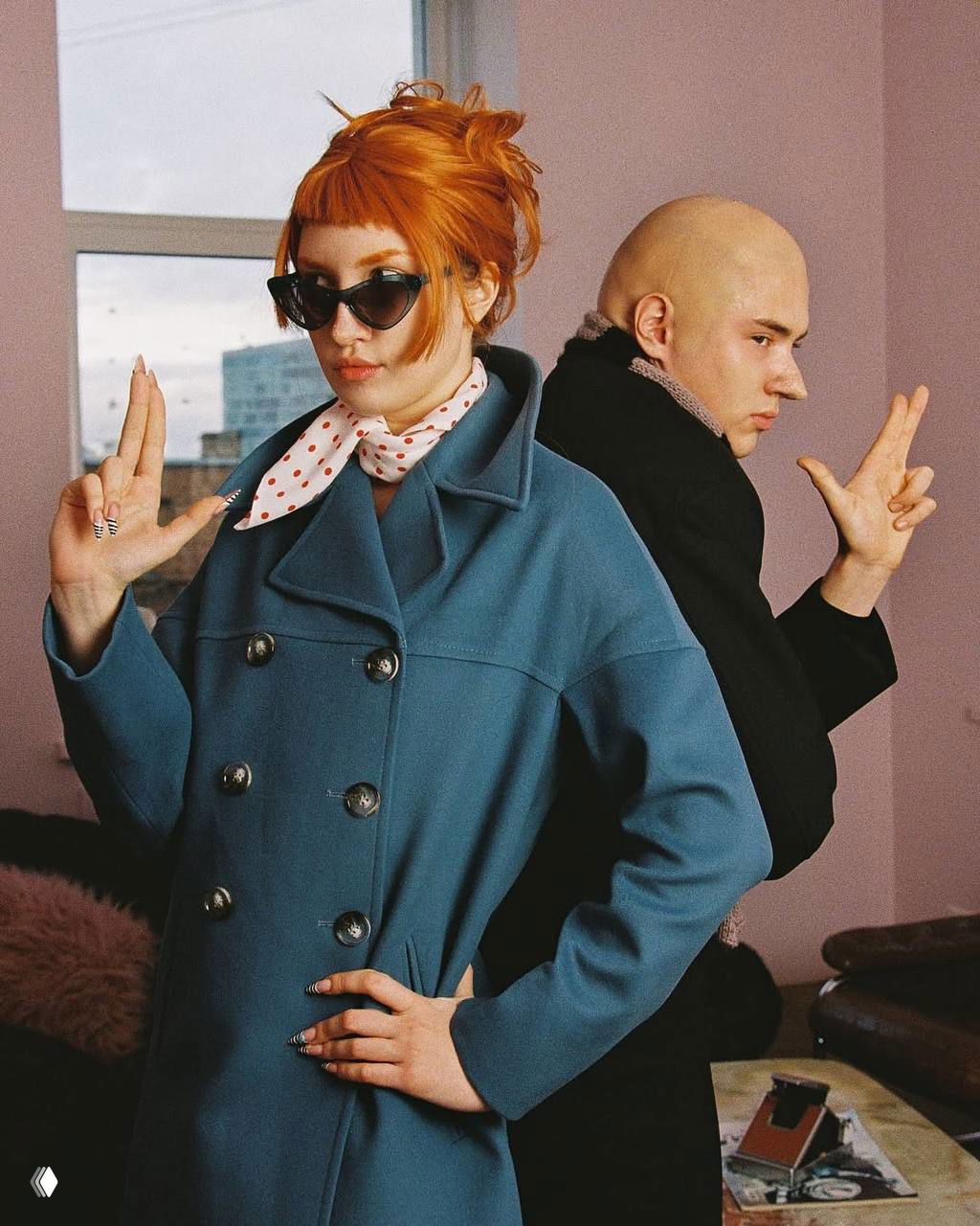 Лиза и Саша позируют спиной друг к другу, делают жесты «пистолетов» в концептуальной хэллоуинской фотосессии в стиле Люси и Грю.