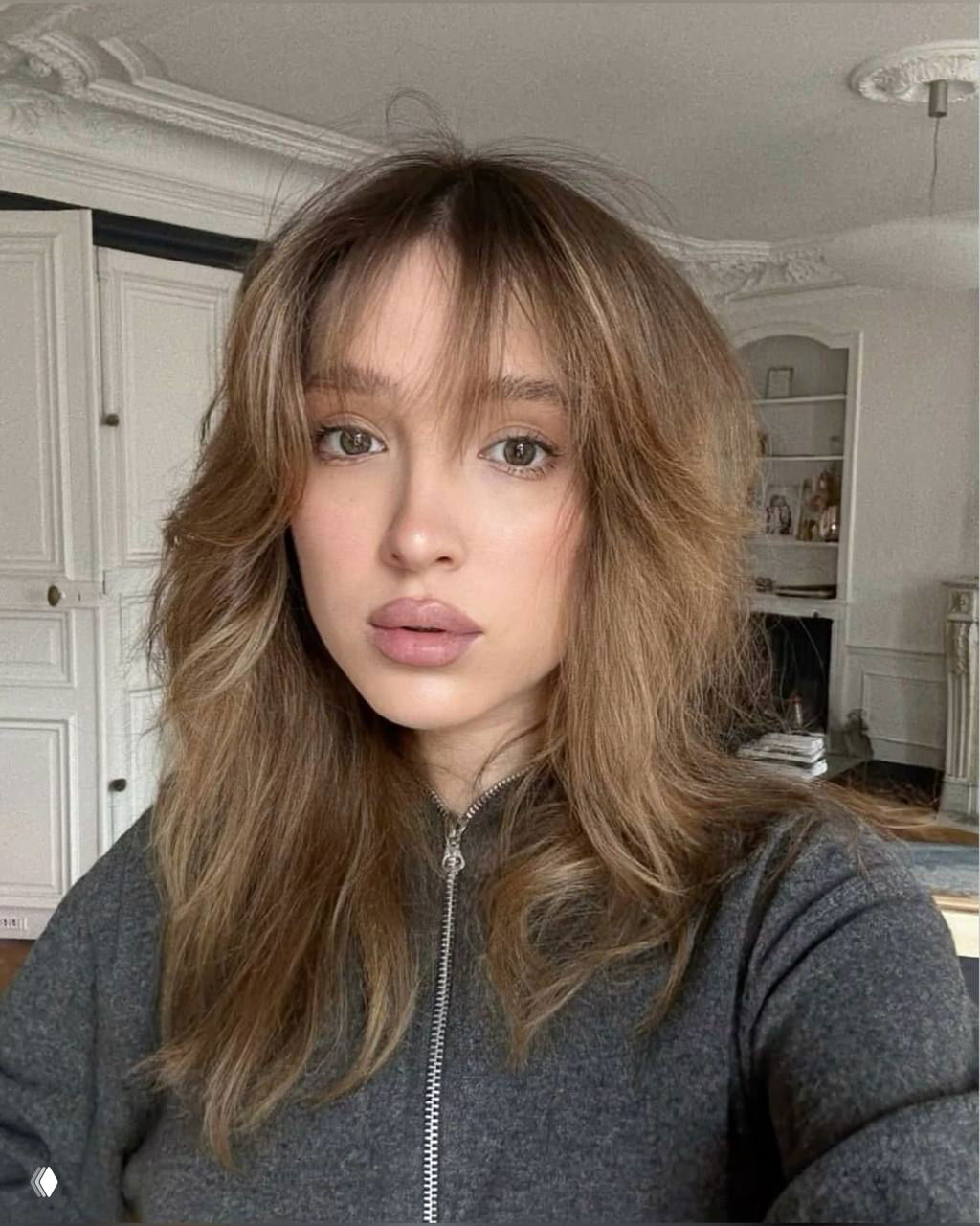 Крупный портрет Генсухи в интерьере: светлые волосы и нюдовый макияж; фото иллюстрирует материал о её отношениях с Токсисом