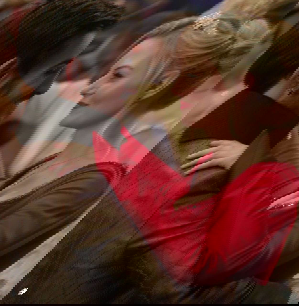 Бал и танец: герои в близком танце, Эмма в ярком платье, Киллиан в костюме Капитана Крюка — кадр с праздничным настроением.