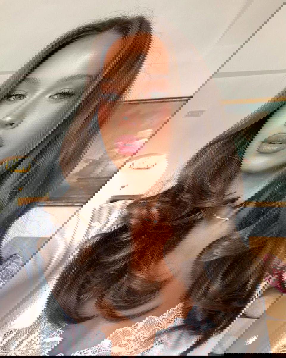 Портрет молодой женщины с сияющей кожей и мягким макияжем в нейтральных тонах; видны аккуратная растушевка теней и блеск на губах.