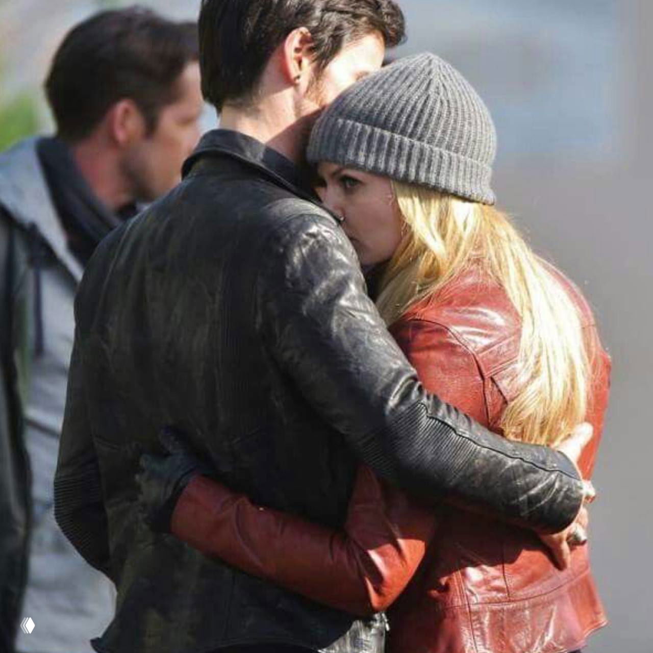 Эмоциональное объятие на съёмочной площадке: герои прижимаются друг к другу, видна куртка и шапка, сцена тепла и утешения.