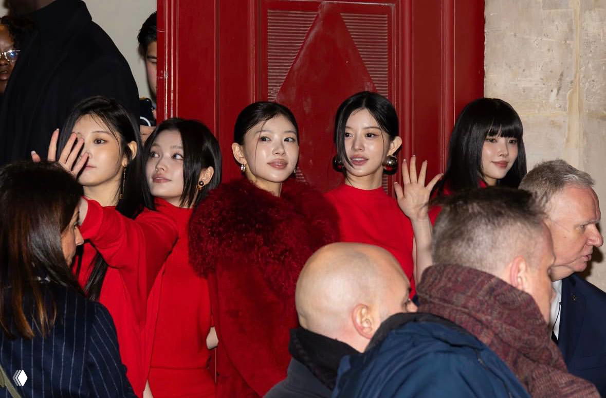 K-pop группа ILLIT в Париже: total red на показе Jacquemus
