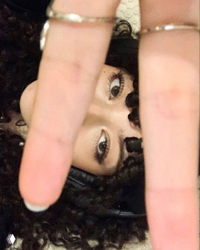 Абстрактное искажённое фото с полосами и дублированными фрагментами лица и рук, глитч‑эффект для экспериментальной съёмки.