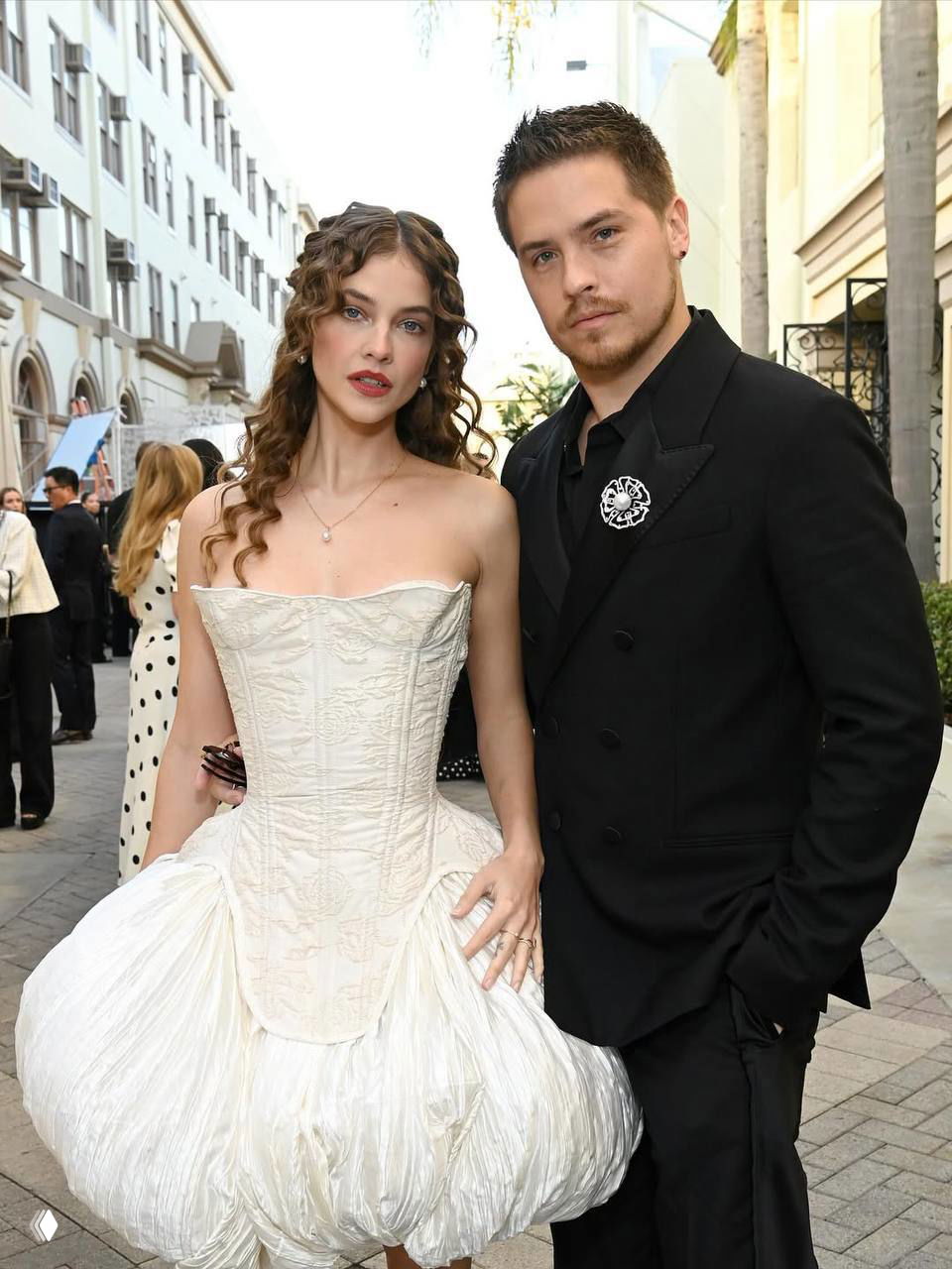 Барбара Палвин в светлом пышном платье и Дилан Спраус в черном костюме на показе Vogue World в Лос‑Анджелесе, пара позирует для фотокамеры.