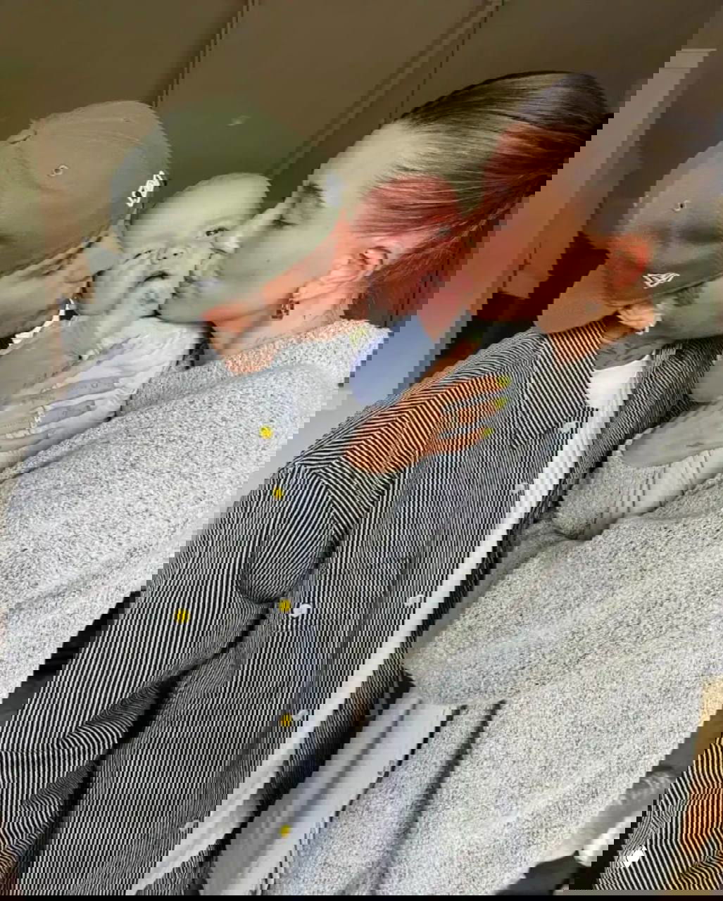 Джастин и Хейли Бибер целуют младенца на домашнем фото — интимный семейный кадр, иллюстрирующий тему возможного второго ребёнка.