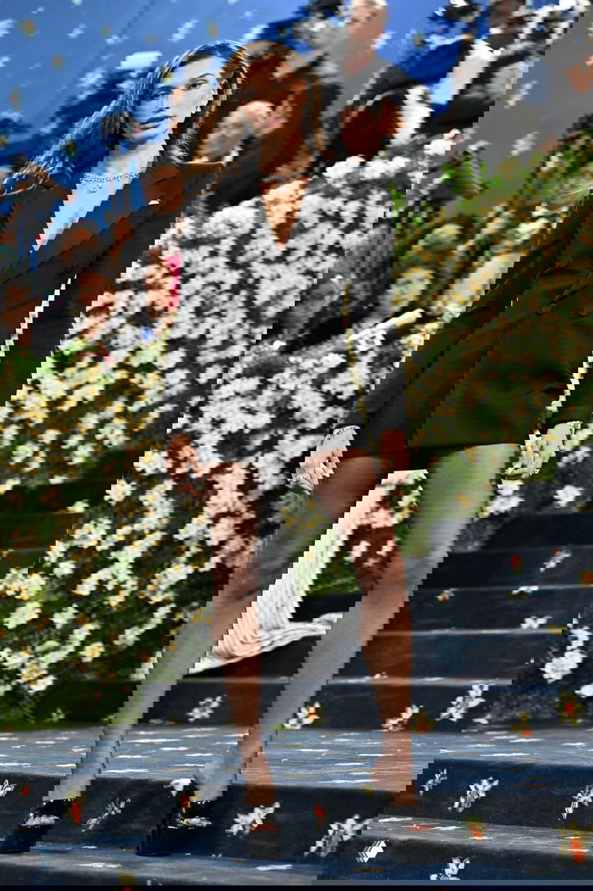 Хейли Бибер в чёрном пиджаке на красной дорожке — публичный образ с фотосессии, соответствующий обложке и интервью для GQ.