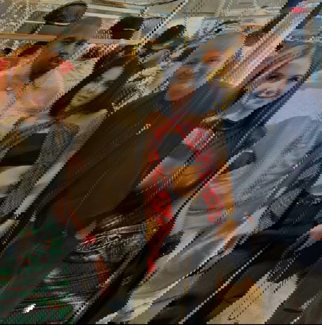 Посетители вечеринки в токийском бутике: несколько людей позируют на фоне одежды и витрин, создаётся атмосфера модного события.