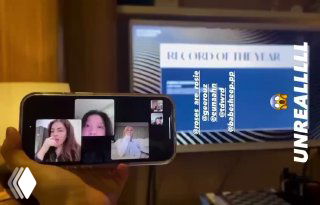 Превью видео: на телефоне показывают видеозапись с реакцией Розэ, на телевизоре рядом видна надпись о номинации «Record of the Year».