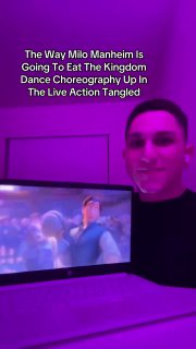 Кадр мобильного экрана с пурпурной подсветкой: пользователь смотрит клип и комментирует трейлер, формат вертикального видео.