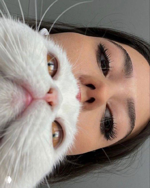 Портрет с глитч‑искажением: крупный план лица и руки, повторяющиеся пикселизированные полосы создают динамичный экспериментальный кадр.