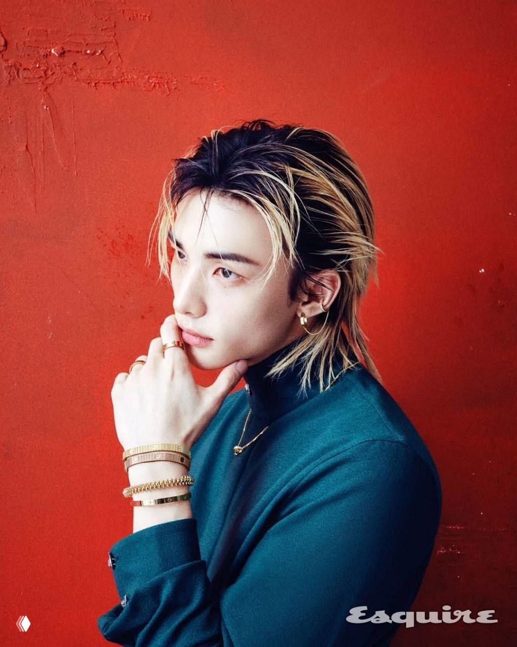 Профильный портрет айдола на тёплом красном фоне, задумчивый образ, акцент на кольцах и браслетах в модном лукбуке.