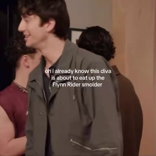 Закулисный кадр с молодыми актёрами и наложенным текстом-мемом о характере персонажа, лёгкая шуточная атмосфера.