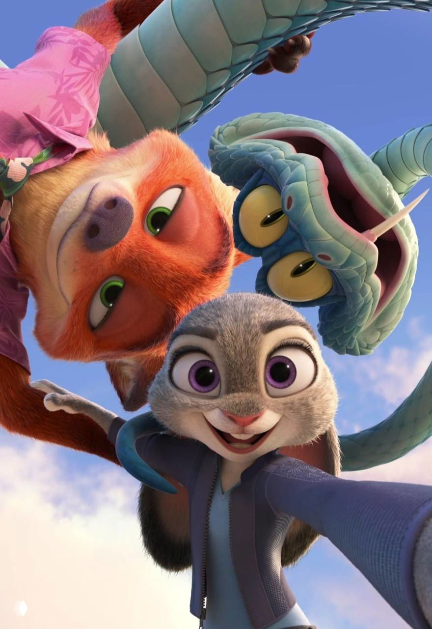 Кадр из «Зверополис 2»: Джуди Хоппс в центре, Ник Уайлд и большая змея рядом, все улыбаются и смотрят в камеру.