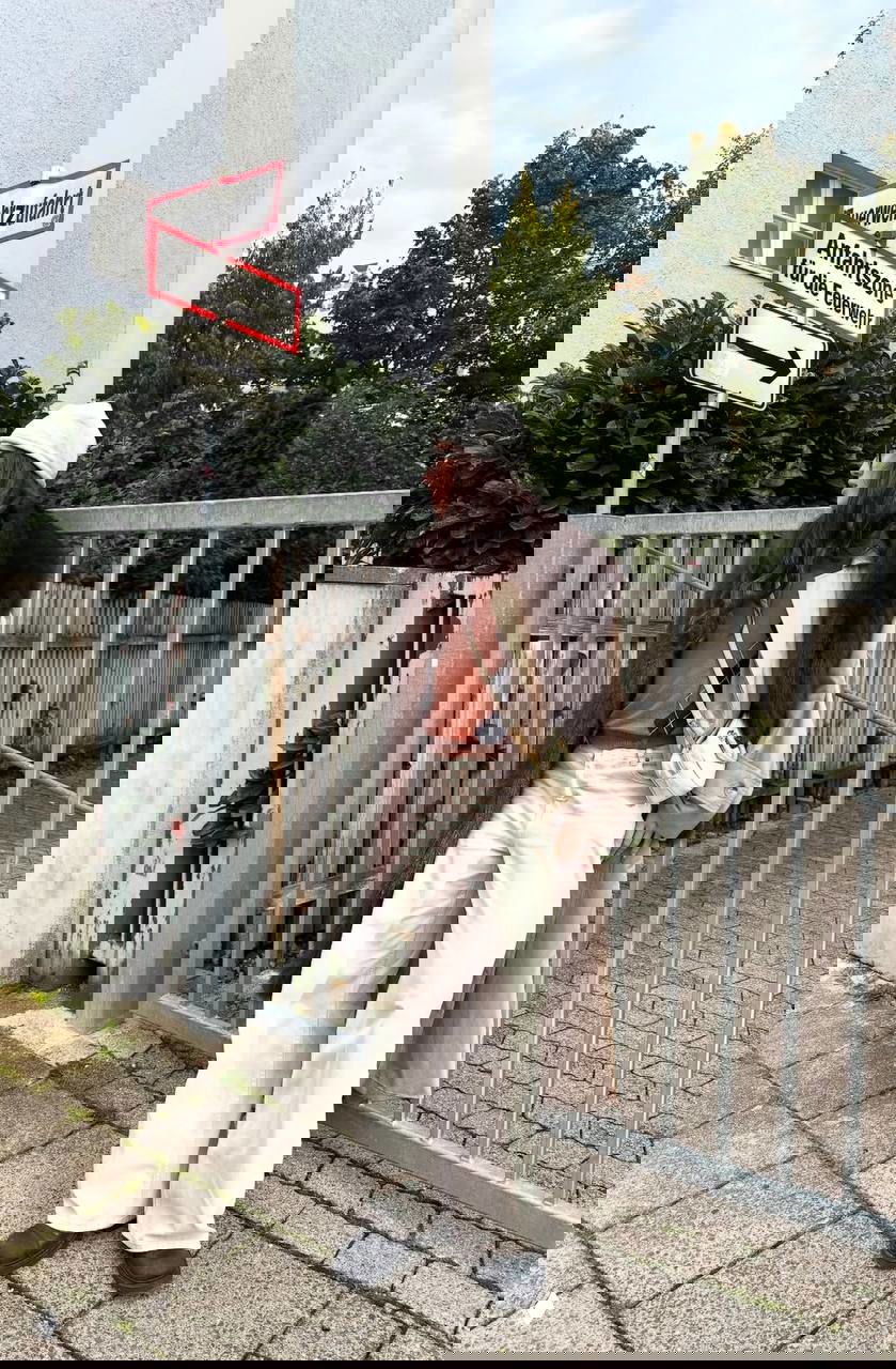 Городской кадр Лизы в светлых широких брюках и пальто с меховой деталью, коричневый свитер и кэжуал-аксессуары в осеннем стиле.