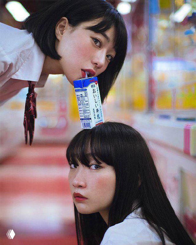 Коллаж и глитч: фрагменты лиц и цветные полосы перекрывают друг друга, экспериментальная эстетика для необычных лук‑фото и деталей.