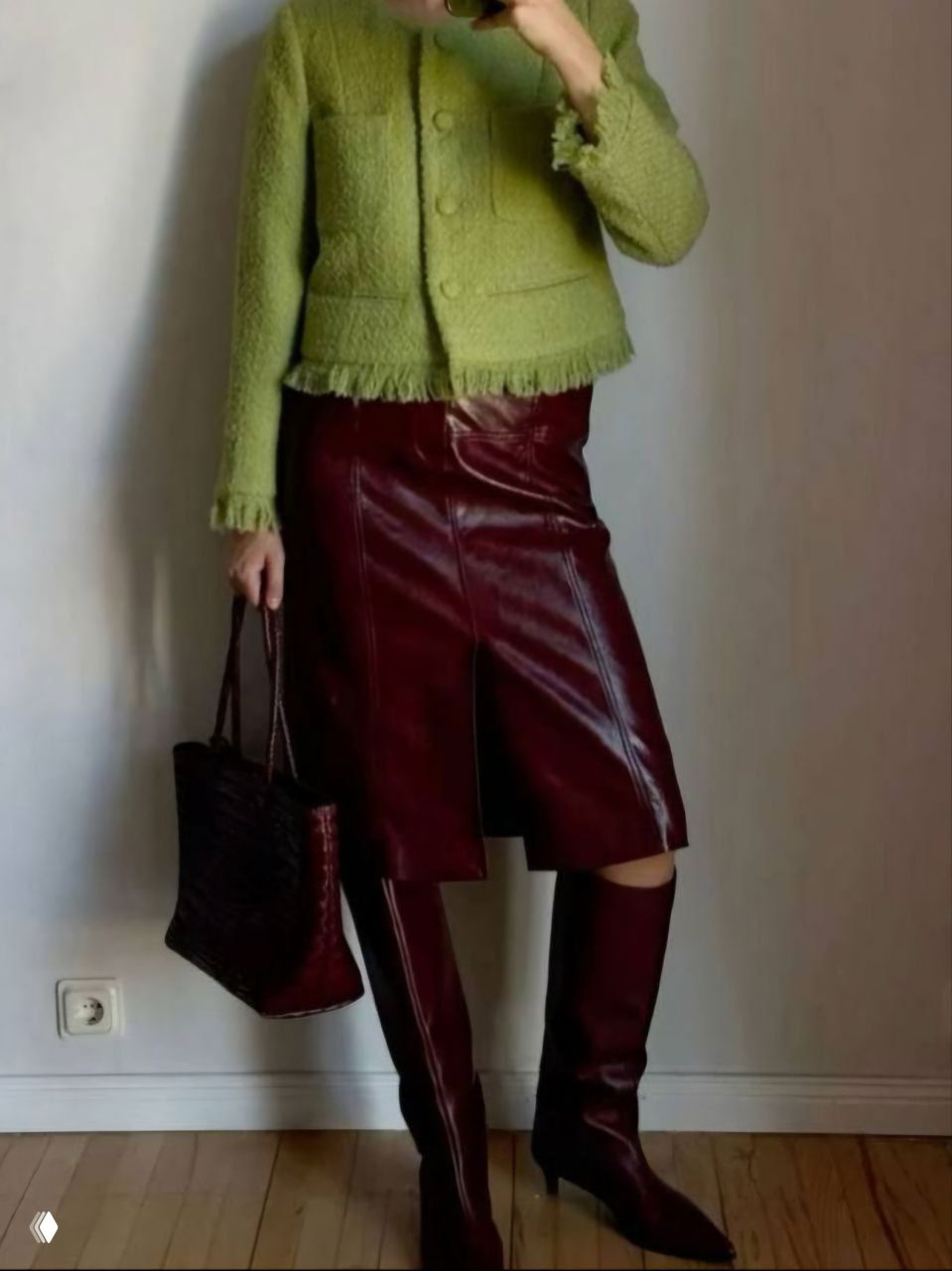 Фотография с зеркала: короткий зелёный жакет и бордовая кожаная юбка с высокими бордовыми сапогами, акцент на комбинировании материалов и оттенков.