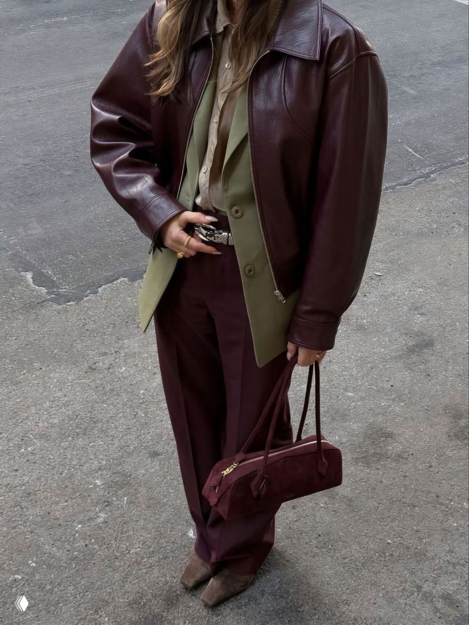 Образ с многослойностью: зелёный жилет под бордовую кожаную куртку и бордовые брюки, идея для многослойных осенних комплектов с зелёным и бордо.