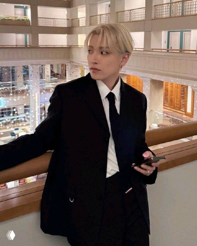 Искажённое фото с цифровыми артефактами: видна фигура человека и элементы интерьера, изображение выглядит как глитч-эффект.