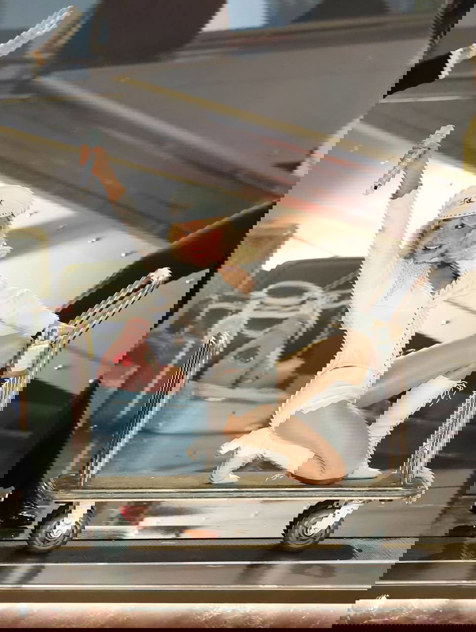 Артистка в сценическом костюме на подиуме держит микрофон и делает театральный жест во время номера на церемонии.