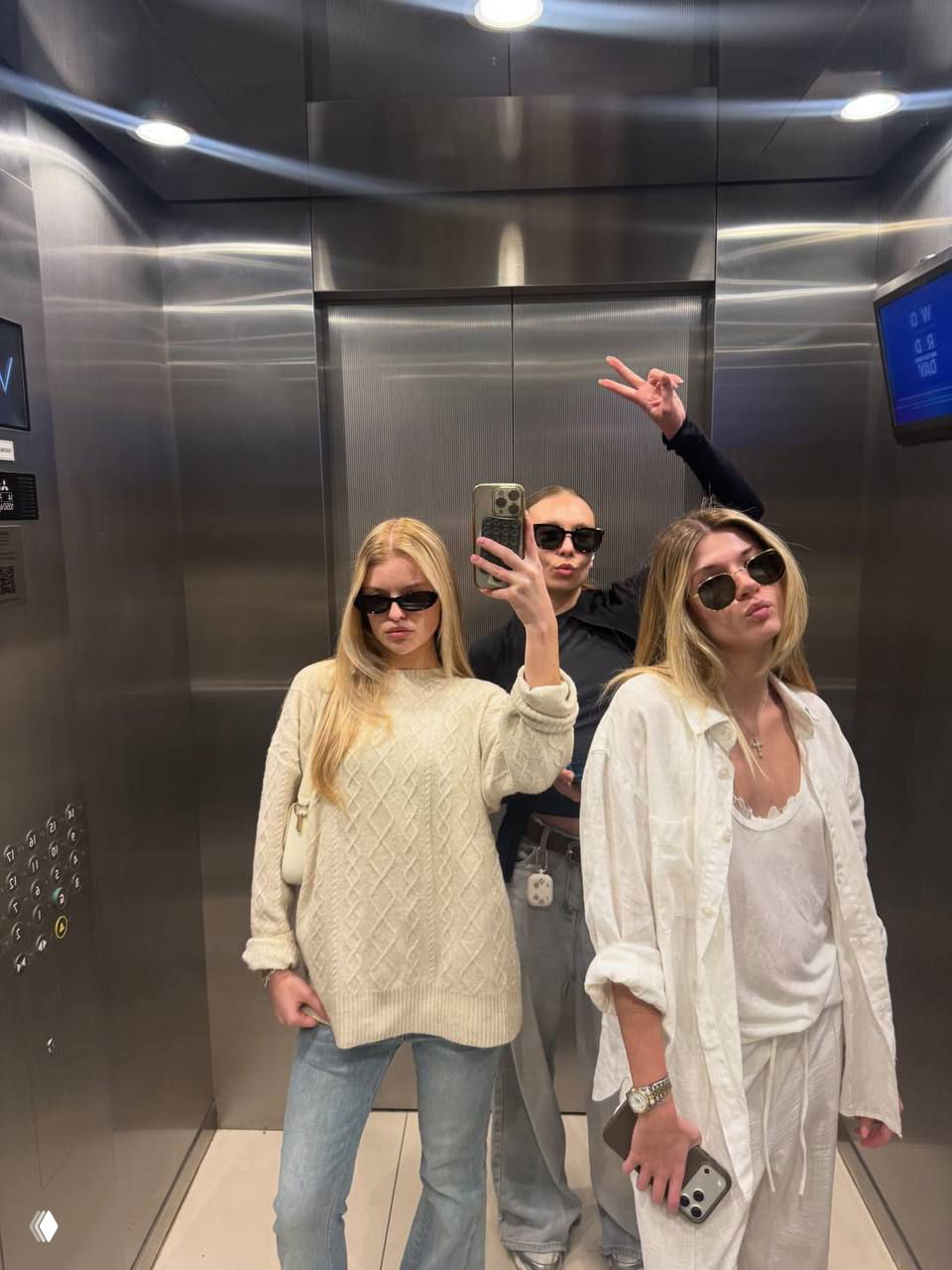 Групповой селфи в зеркале лифта: Кристи Крайм с подругами в солнечных очках, повседневные образы и городские кадры из отпуска.