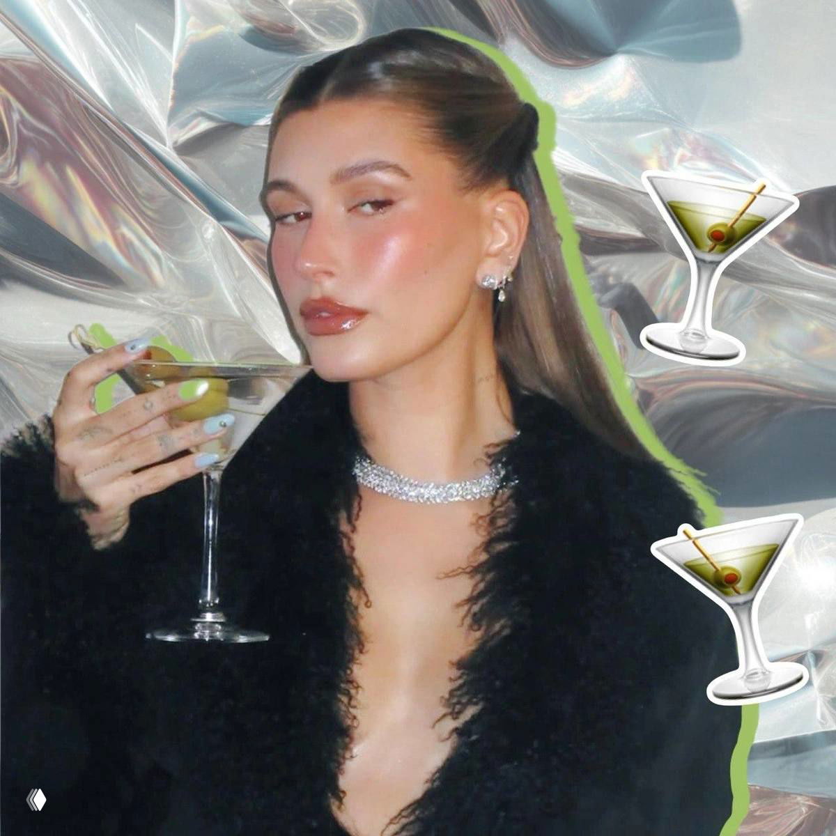 Девушка в вечернем образе с бокалом мартини, глянцевый пастельный маникюр, нюдовый макияж и крупное колье на фоне серебристой ткани