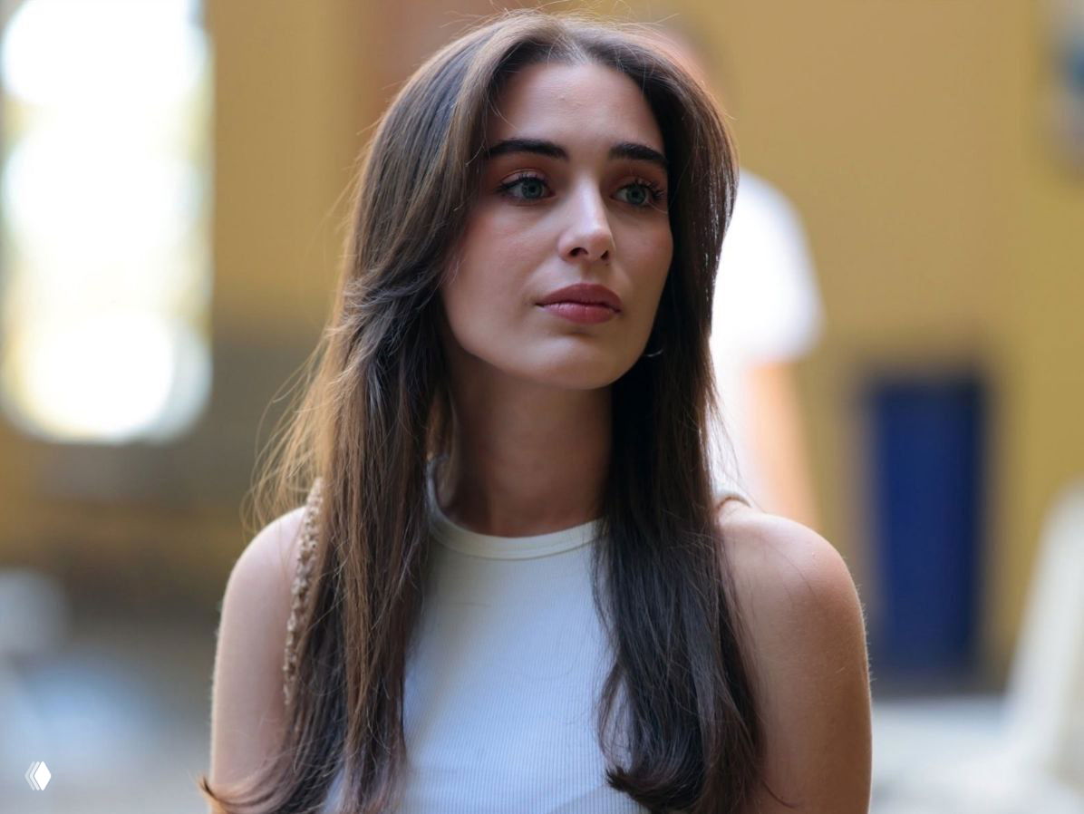 Портрет Чаглы Шишмек в образе Ипек: крупный план актрисы с естественным макияжем и задумчивым выражением на размытом фоне.