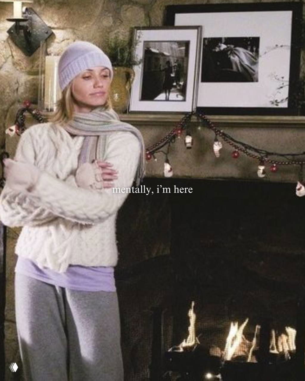 Кадр из «Дневник Бриджит Джонс»: героиня в уютной одежде у камина, рождественское украшение и домашняя атмосфера интерьера.