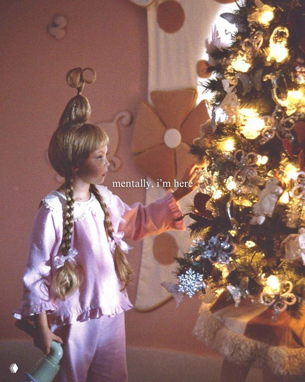 Кадр из семейного праздничного фильма: девочка в пижаме рассматривает украшенную ёлку в комнате, мягкое тёплое освещение.